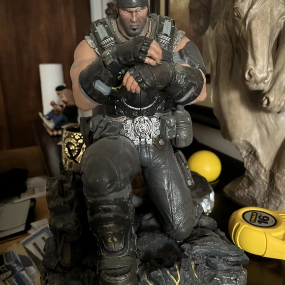 NECA Gears of War 3 Marcus Fenix Statue - Picture 2 of 2